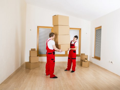 Packing household items for mobile self storage in Tottenhamhale
